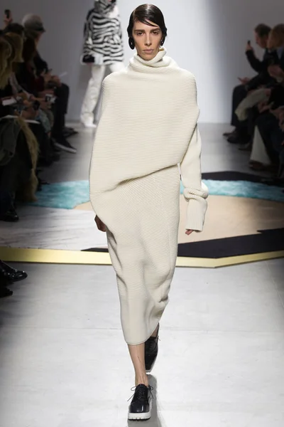 Look 32
